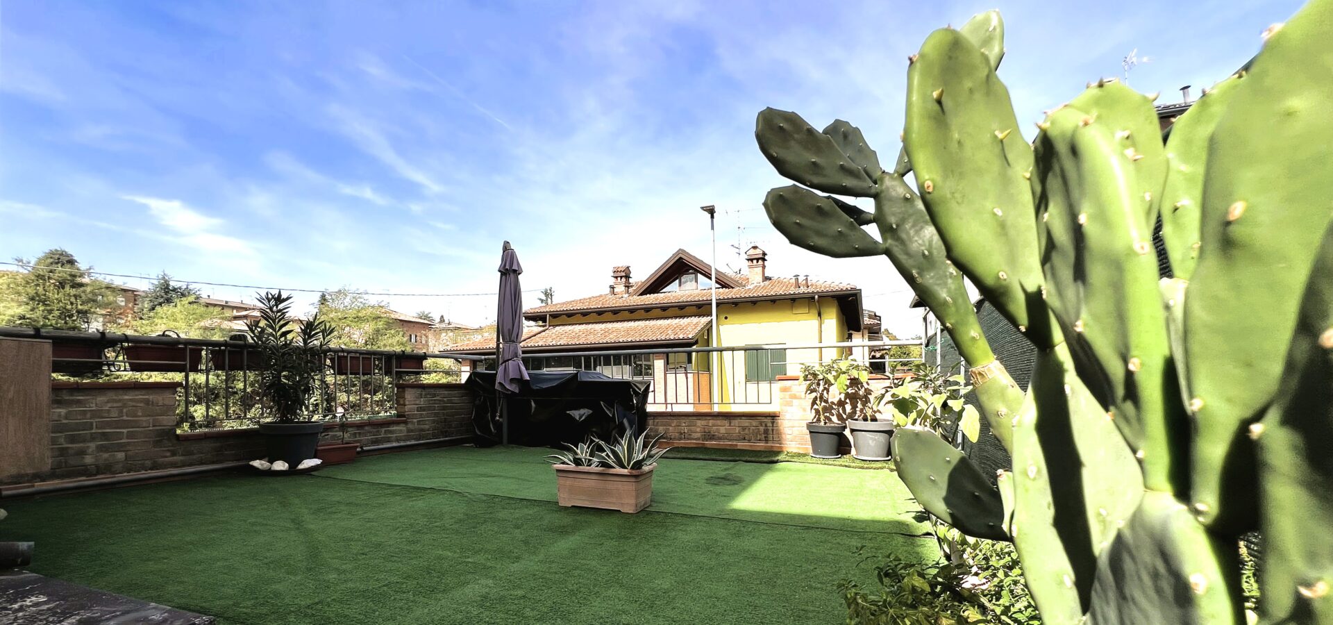Soluzione Bifamiliare con Ampio Cortile Esclusivo